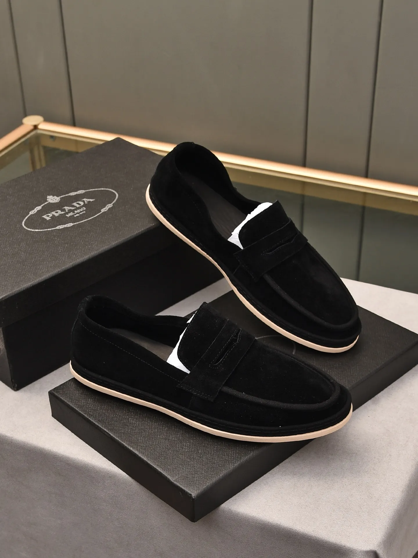 👟👟👟Men's Shoes💰P420 🆕🔥New Updates🔥👟PRADA (Prada) new products are released, imported soft cowhide, fashionable to allow air to penetrate the entire shoe, and the awesome shoes [strong] bring an extremely comfortable and breathable feeling! Beautiful inside and out! Exquisite workmanship, top-grade cowhide material, 😌Number: 38~44, black and white color options.